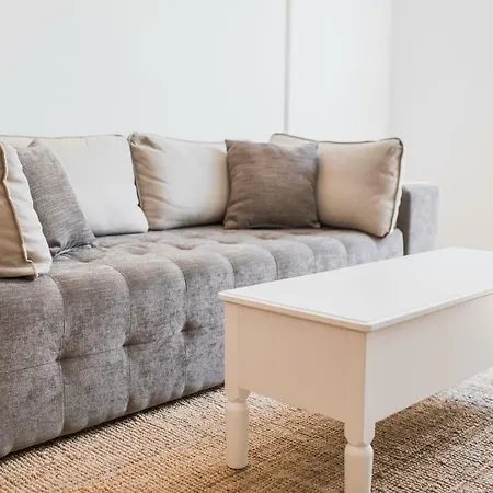 Authentic 2bdr In Center Apartment