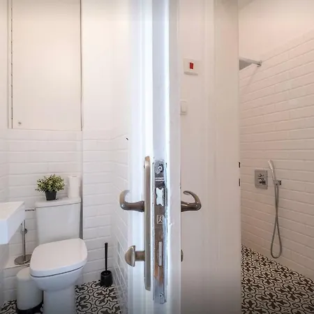 Authentic 2bdr In Center Apartment