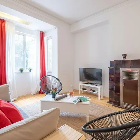 Authentic 2bdr In Center Apartment
