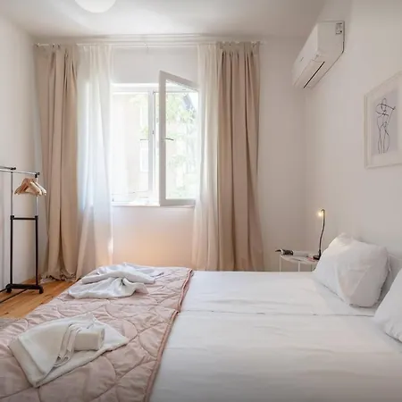Apartment Authentic 2bdr In Center Sofia