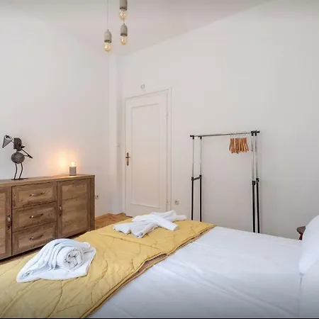 Authentic 2bdr In Center Sofía